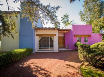 Fachada frontal · Casa de Campo Amueblada con Amplio Jardín y Juegos
