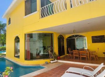 Casa · 425m² · 4 Recámaras · 2 Estacionamientos · Casa de 3 Habitaciones en Residencial Marbella Playa del Carmen Nv352