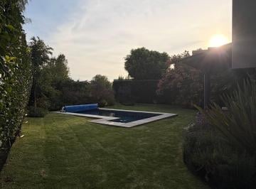 Casa de 3 habitaciones, Querétaro · Casa en Venta en El Campanario con Alberca y Colinda a Área Verde