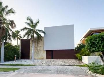 Casa · 650m² · 4 Recámaras · 2 Estacionamientos · Casa en Venta Puerto Cancun