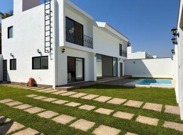 Casa · 222m² · 3 Recámaras · 3 Estacionamientos · Casa en Venta con Jardín y Alberca Privada en Xochitepec Morelos