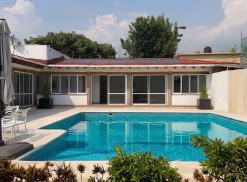 Casa · 350m² · 3 Recámaras · 2 Estacionamientos · Casa de un Nivel en Zona Norte de Cuernavaca en Venta con Alberca Priv