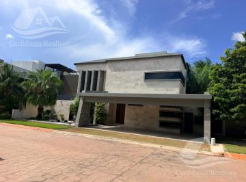 Casa · 670m² · 5 Recámaras · 4 Estacionamientos · Casa en Venta en Cumbres