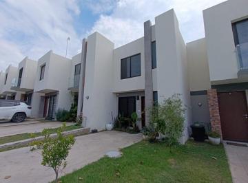 Casa de 3 habitaciones, Zapopan · Casa en Renta en Alva Frente a Parque con Recamara en Planta Baja