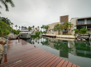 Casa · 550m² · 4 Recámaras · 4 Estacionamientos · Casa en Venta, Los Canales, Puerto Cancún, Cancún