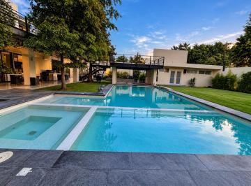 Casa de 8 habitaciones, Zapopan · Casa / Terraza en Renta en Las Fuentes