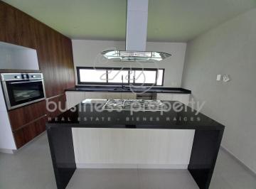 Casa · 352m² · 3 Recámaras · 4 Estacionamientos · Hermosa Casa en Moncayo Excelentes Espacios y Muy Iluminada