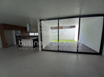 Casa · 352m² · 3 Recámaras · 4 Estacionamientos · Hermosa Casa en Moncayo Excelentes Espacios y Muy Iluminada