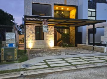 Casa · 301m² · 5 Recámaras · 2 Estacionamientos · Venta de Casa en Cancún, Residencial Aqua