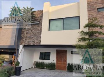 Casa · 230m² · 2 Estacionamientos · Casa en Renta en Coto Capital Norte Sivec