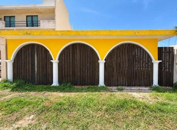 1 · Casa en Venta en Chicxulub Puerto, Yucatán con Alberca