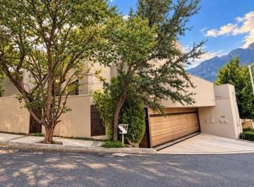 Casa · 596m² · 4 Recámaras · 3 Estacionamientos · Casa en Venta o Renta Colorines San Pedro Garza Garcia