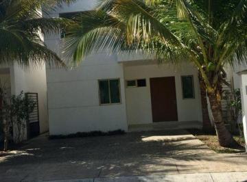 Casa · 167m² · 3 Recámaras · 2 Estacionamientos · Renta de Casa en Cancún, Av de Las Torres