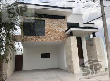 Casa · 645m² · 3 Recámaras · 2 Estacionamientos · Casa - Valle San Agustin