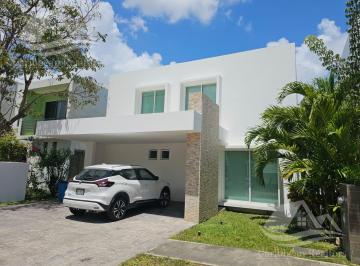 Casa · 260m² · 3 Recámaras · 2 Estacionamientos · Casa en Venta en Cumbres