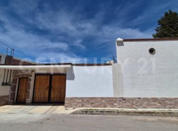 Casa · 320m² · 7 Recámaras · 10 Estacionamientos · Casa con 2 Departamentos en Venta, Tepetlaoxtoc, Edo. Mex