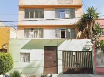 1 · Casa de 204 m² con 4 Recámaras en Remate Em