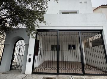 Casa · 230m² · 3 Recámaras · 3 Estacionamientos · Casa en Bosques de Las Cumbres