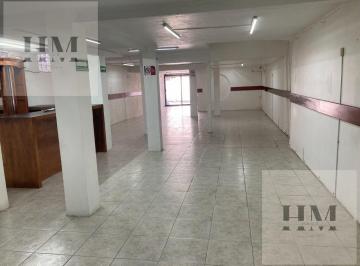 Local comercial · 180m² · 2 Estacionamientos · Local en Bosque de Echegaray