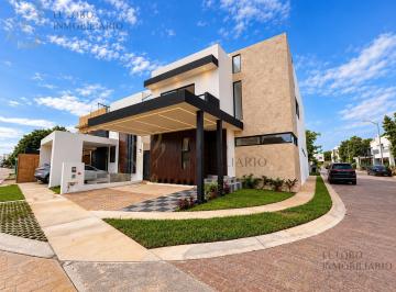 Casa · 313m² · 4 Recámaras · 2 Estacionamientos · Casa en Venta en Residencial Río | 4 Recámaras, Recámara en Planta Baja, Alberca y Lote en Esquina