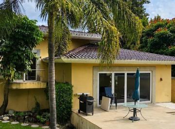 Casa · 1020m² · 4 Recámaras · 4 Estacionamientos · Casa de un Piso en Venta en La Concepción Zavaleta