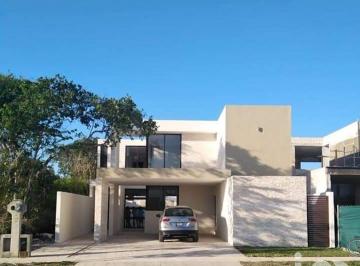 Casa · 296m² · 4 Recámaras · 4 Estacionamientos · Casa en Renta de 4 Recamaras, Cuarto de Servicion en Privada Residencial Parque Natura, Cholul