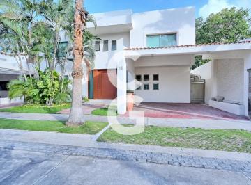 Casa · 505m² · 4 Recámaras · 4 Estacionamientos · Casa en Venta en Cancún en Residencial Villa Magna con Alberca y Jardín