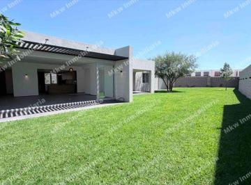 Casa · 370m² · 3 Recámaras · 4 Estacionamientos · Casa en Venta en Alquerías de Pozos