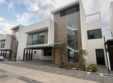Casa en condominio · 400m² · 4 Recámaras · 2 Estacionamientos · Bosques de Metepec - Amalfi
