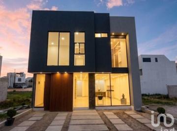 Casa · 171m² · 3 Recámaras · 2 Estacionamientos · Se Vende Residencia en Fraccionamiento Los Frailes, San Agustin Tlaxiaca, Hgo.