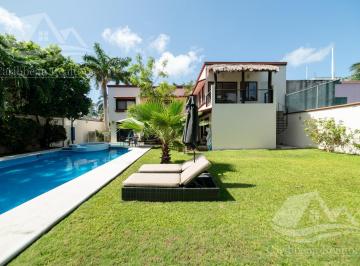 Casa · 405m² · 5 Recámaras · 2 Estacionamientos · Casa en Venta en Cancun Campestre