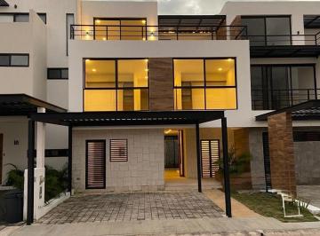 Casa · 180m² · 4 Recámaras · 2 Estacionamientos · Casa en Venta en Rio Cancun