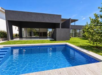 Casa de 5 habitaciones, León · Residencia en Venta, El Bosque Country Club, Una Planta, Alberca y Top Roof, Vista Al Campo de Golf.