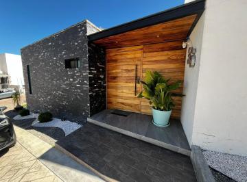 Casa · 352m² · 3 Recámaras · 5 Estacionamientos · Renta de Casa en Vista Real, Extraordinaria Residencia de un Piso