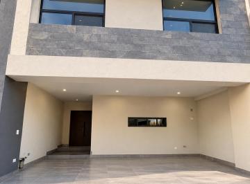 Casa de 4 habitaciones, García · Casa Equipada de 3 Niveles en Residencial Alcazar