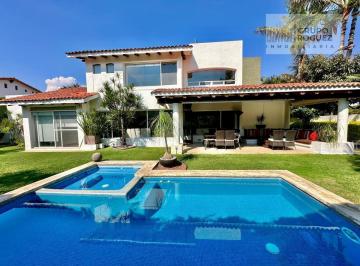 Casa · 331m² · 3 Recámaras · 3 Estacionamientos · Espectacular Jardín y Alberca, Excelente Estado de La Propiedad