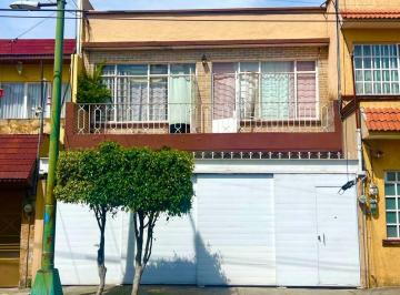 Casa de 4 habitaciones, · Excelente Casa en Venta, Oportunidad Inmejorable, Céntrica, Mejor Ubicación Imposible