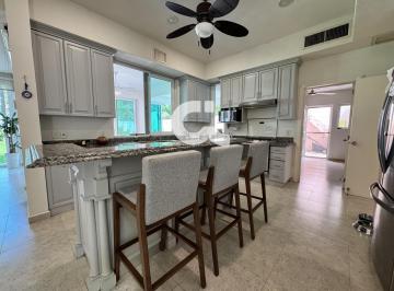 Casa · 550m² · 3 Recámaras · 3 Estacionamientos · Residencia Amueblada en Residencial Campestre