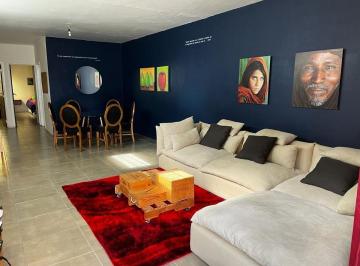 Casa de 4 habitaciones, Zapopan · Casa en Renta en Chapalita | 3 Recámaras | 1 Estudio | 3 Estacionamientos