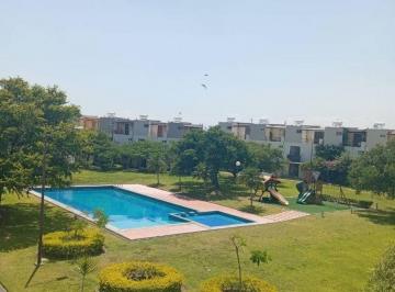 Casa de 3 habitaciones, Xochitepec · Casa de 3 Niveles con Alberca en Condominio en Atlacholoaya