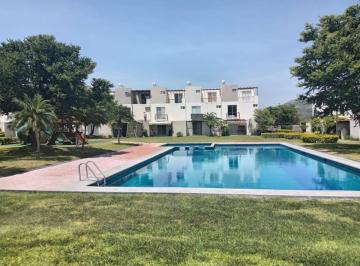 Casa de 3 habitaciones, Xochitepec · Casa de 3 Niveles con Alberca en Condominio en Atlacholoaya