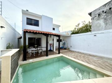 Casa · 244m² · 3 Recámaras · 3 Estacionamientos · Hermosa Casa Remodelada con Alberca, García Gineres