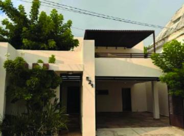 Casa · 320m² · 4 Recámaras · 1 Estacionamiento · Casa Ubicada en Cerrada en Los Pinos Merida