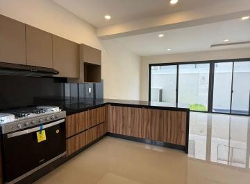 Casa · 246m² · 3 Recámaras · 1 Estacionamiento · Casa en Cancún Centro