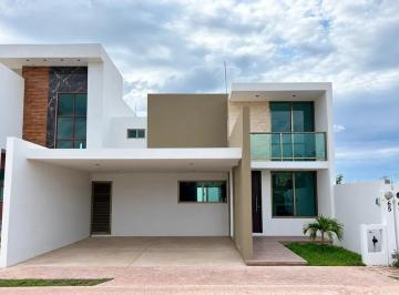 1 · Casa en Venta de 4 Recámaras con Alberca en San Pedro Cholul