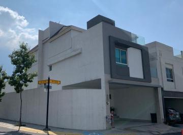Casa de 3 habitaciones, Monterrey · Se Renta Casa en Esquina con Terreno Excedente en Puerta de Hierro