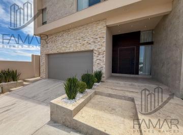 Casa · 453m² · 5 Recámaras · 2 Estacionamientos · Casa en Fraccionamiento Paseo de Las Lomas I
