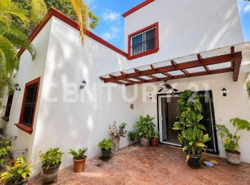 Casa · 276m² · 4 Recámaras · 2 Estacionamientos · Casa en Venta en Smza 17 Calle Punta Molas, Cancun