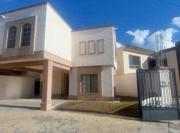 Casa de 3 habitaciones, Saltillo · Casa en Renta en Privada de 5 Casaa Fraccionamiento Privado Los Reales