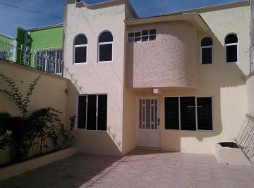 Casa de 4 habitaciones, Toluca · Linda Casa Iluminada con 2 Patios